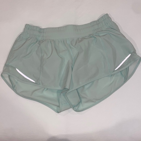 Lululemon! Mint Hotty Hot Low-Rise 2.5 Length Size 8 - Picture 1 of 4